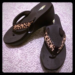 Voltatile Wedge Flip Flops